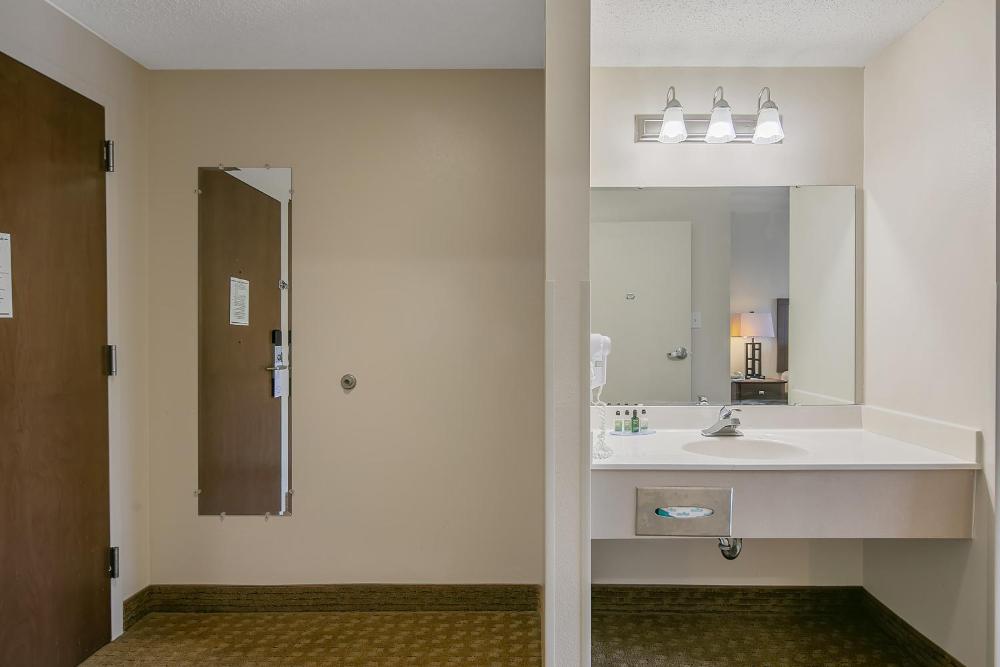 Queen Room interior